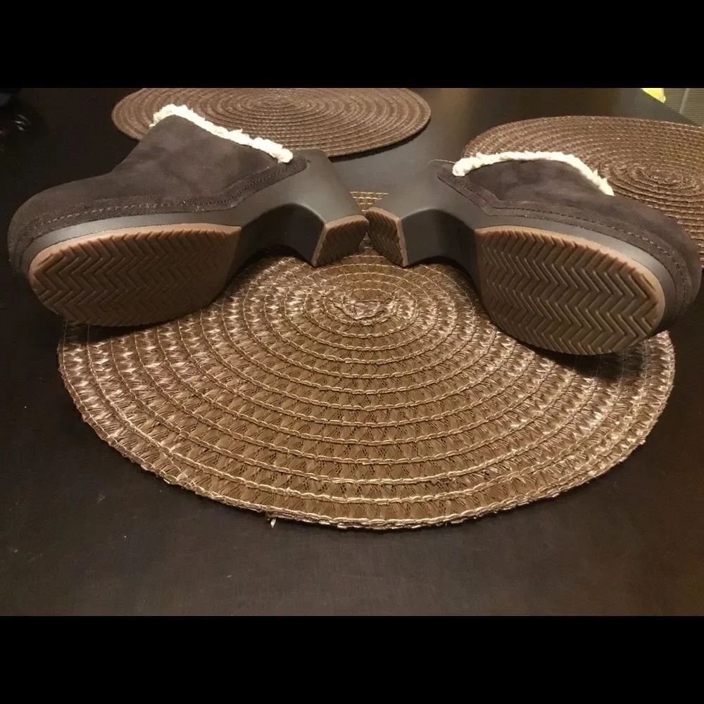 Women's Crocs Sarah Mules Clogs Sz W7 Brown Suede - Picture 6 of 7